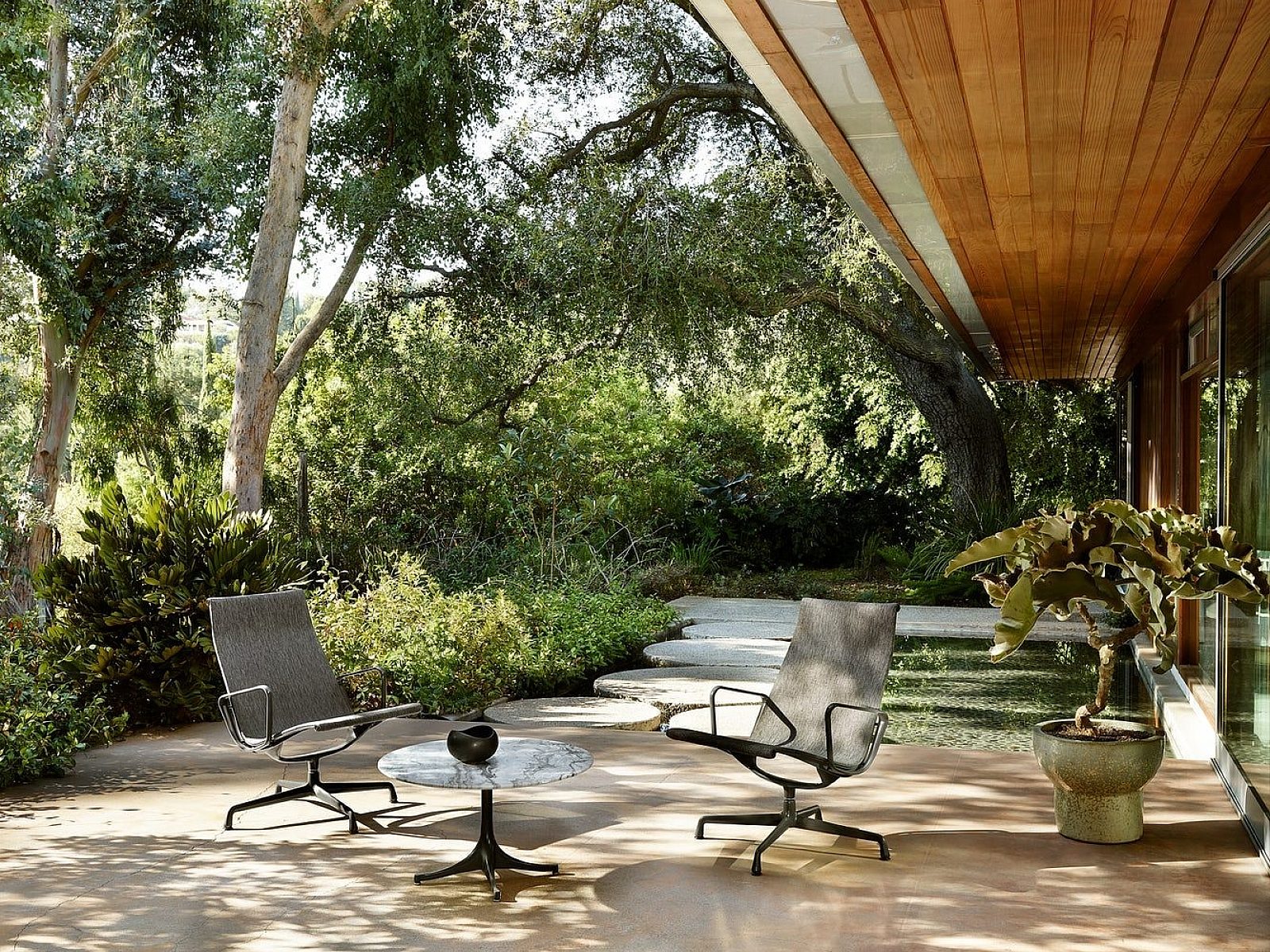 Eames aluminum
