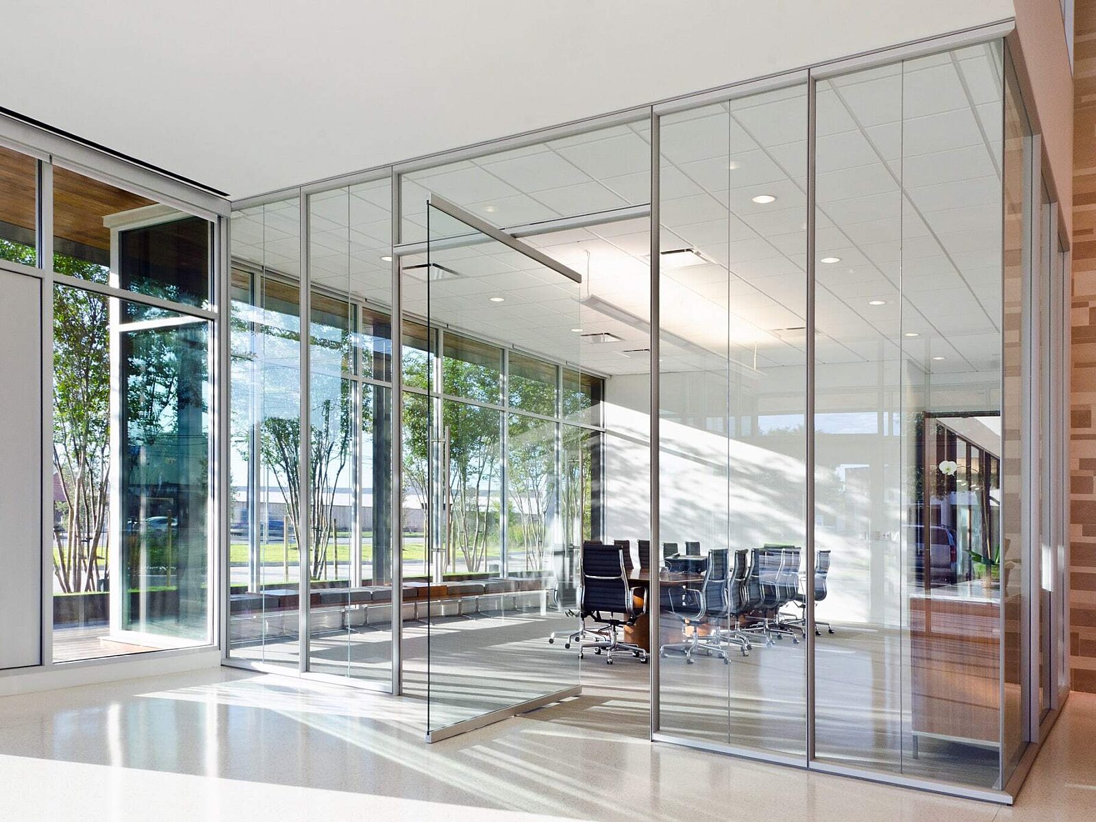 Pivoting interior glass wall doors 02